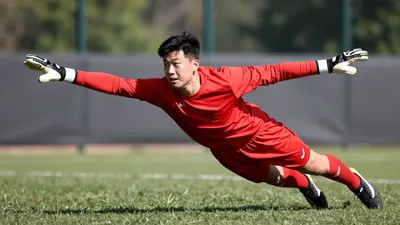 Bristol City have secured the long-term future of 18-year-old goalkeeper Freddie Godden with a new three-year contract...